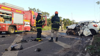 Motorista morre ao bater veículo de passeio contra caminhão