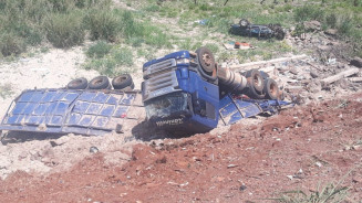 Mulher morre em colisão entre caminhonete e carreta na Serra de Maracaju