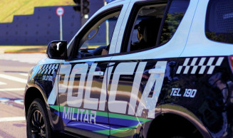 Homem agride ex com pedaço de concreto na frente do filho