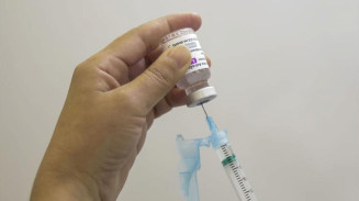 Vacina dose 3 está disponível para pessoas com 40 anos ou mais nesta segunda-feira