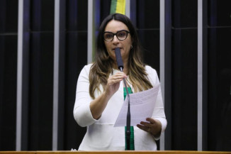Projeto obriga escolas a notificar ocorrência de gravidez em alunas menores de 14 anos