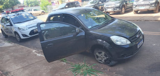 Assaltantes ameaçam jovem com arma e levam carro, mas polícia recupera veículo
