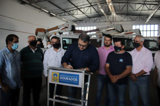 Alan Guedes assina contrato com empresa para administrar a iluminação pública