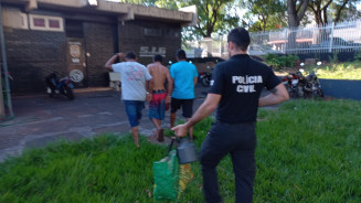 Trio é preso com drogas e moto furtada em Dourados