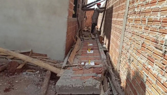 Marquise de casa em construção desaba e mata trabalhador