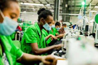 Recuperação do emprego tem sido mais lenta para mulheres e jovens na América Latina e Caribe