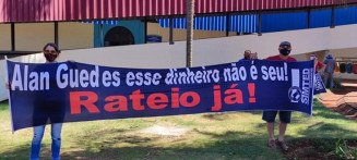 Professores se manifestaram em frente da prefeitura para cobrar o direito ao rateio do FUNDEB