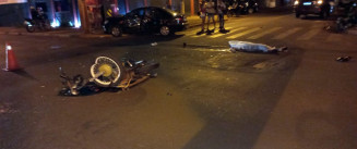 Motociclista sem capacete fura sinal vermelho, bate em carro e morre