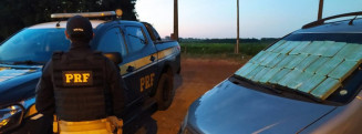 Casal com crianças para em barreira e polícia encontra drogas no carro