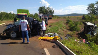 Colisão entre veículos mata cinco pessoas na BR-060
