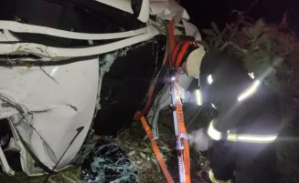 Casal morre e dois ficam feridos em capotagem de veículo na BR-262