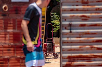 Homem liga máquina de solda em poste de energia e morre eletrocutado