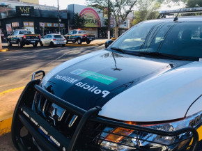 Mulher vai presa ao desacatar policiais após ser flagrada em vaga de idoso e ter CNH vencida