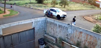 Vídeo mostra colisão com morte em acidente entre moto e caminhonete