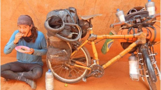 Brasileiro viaja o mundo em uma bike de bambu
