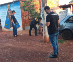 Homem é encontrado morto em cadeira de fio na frente da residência
