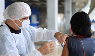 Comissão aprova comitê gestor de vacinação e obrigatoriedade de compra de vacina pelo Estado