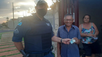 Policiais militares encontram R$ 800,00 na rua e devolvem quantia ao dono