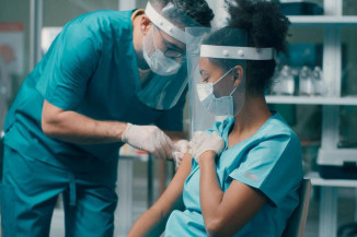 Ômicron exige maior proteção aos trabalhadores de saúde, defende OPAS