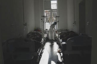 Ômicron leva a recordes de casos, mas mortes por COVID-19 permanecem estáveis