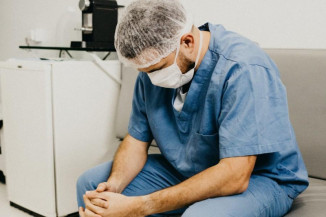 OPAS alerta para altos níveis de depressão em trabalhadores de saúde