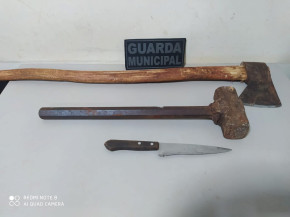 Agressor é preso após ameaçar com faca mulher e filha