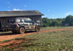 Policiais seguem com buscas a criminosos que invadiram fazenda e mataram pai e filho