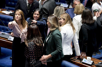 Bancada Feminina quer derrubar veto sobre absorventes e garantir mais proteção à mulher
