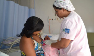 Projeto cria “Hora do Colinho” em hospitais para bebês órfãos ou isolados dos pais