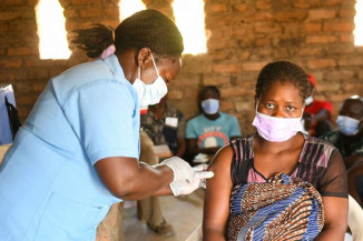 COVID-19 deve continuar a circular, mas fase aguda da pandemia pode acabar este ano