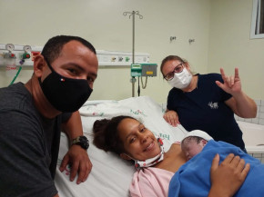 Trabalho do Centro de Libras promove acessibilidade a pais surdos em parto do 3º filho
