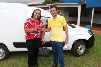 Marçal vai ao distrito de Itamarati e entrega furgão para pequenos produtores rurais