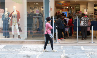 Intenção de consumo das famílias tem ligeira alta em fevereiro