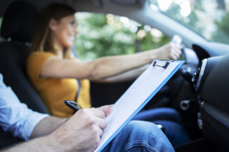 PL pretende permitir que aluno entre na autoescola antes de completar 18 anos