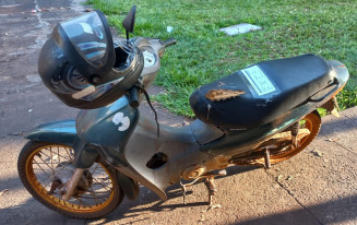 Polícia recupera moto furtada enquanto jovem abastecia
