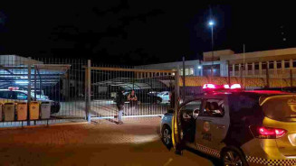 Dupla invade Receita Federal na fronteira, troca tiros e um morre