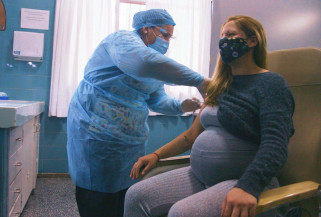 Um terço das mulheres grávidas com COVID-19 não consegue acessar cuidados intensivos que salvam vidas a tempo