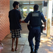 Populares amarram ladrão após invasões de residências e várias tentativas de furto