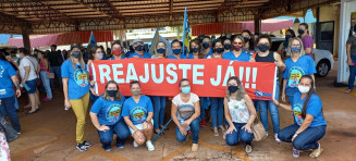 Professores fazem protesto e podem entrar em greve se prefeitura não reajustar salário