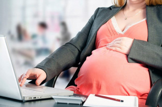 Sancionada com vetos lei sobre retorno de gestantes vacinadas ao trabalho