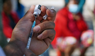“Muito cedo para baixar a guarda”, alerta diretora da OPAS dois anos após início da pandemia