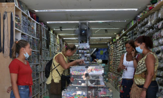 Máscaras deveriam ser mantidas em ambientes fechados