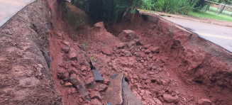 Trecho de três ruas são interditadas após forte chuva