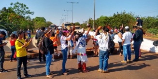 Educadores indígenas bloqueiam MS-156 que liga Dourados a Itaporã