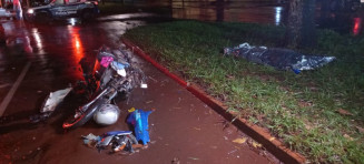 Mulher morre ao bater moto contra caminhonete na região central