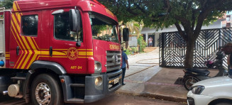 Corpo de Bombeiros atende princípio de incêndio e evita que fogo se alastre em residência