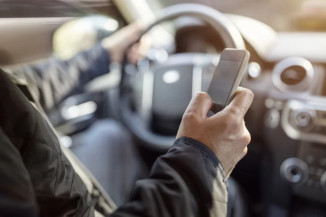 Distração é a causa de 18% dos acidentes de carro no mundo