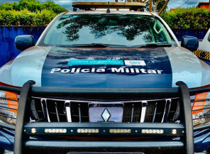 Foragido da justiça é preso pela PM apenas de toalha em frente a comércio