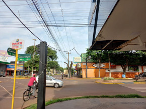 Emaranhado de fios em rede elétrica coloca em risco a população