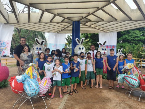 Com praça decorada com coelhos, Alan entrega kits de Páscoa para crianças